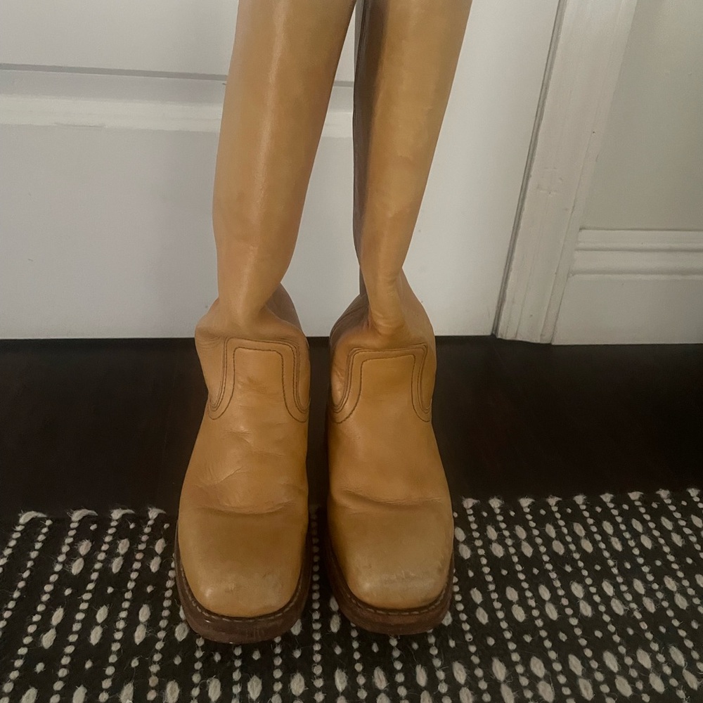 Beautiful gently worn Frye Campus boots size 6.
